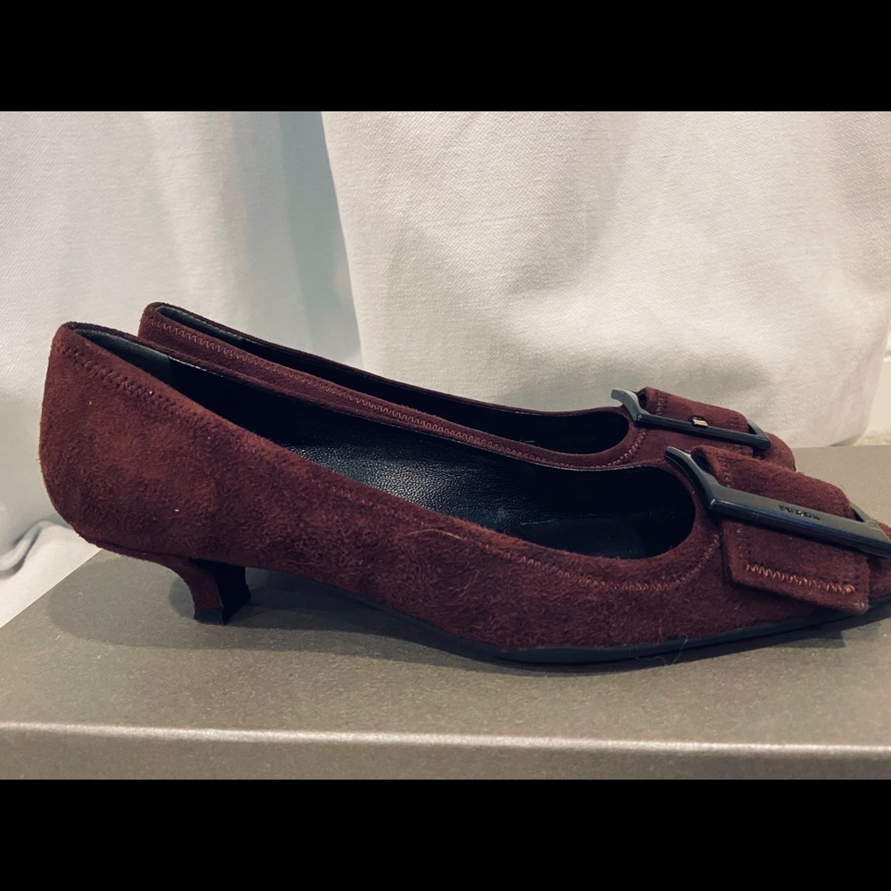 Prada Buckle Front pumps size 35. Bordeaux